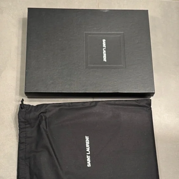 Saint Laurent Sleek Black envelope clutch - Picture 16 of 16